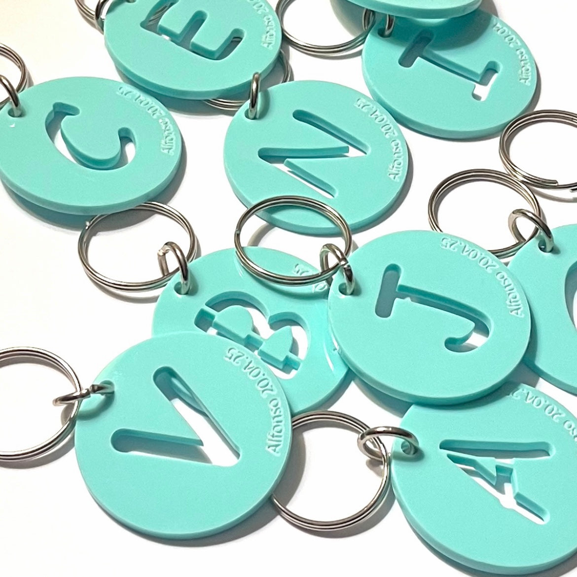Detalle Bautizo: Llaveros Metacrilato con inicial.Packs 8 llaveros