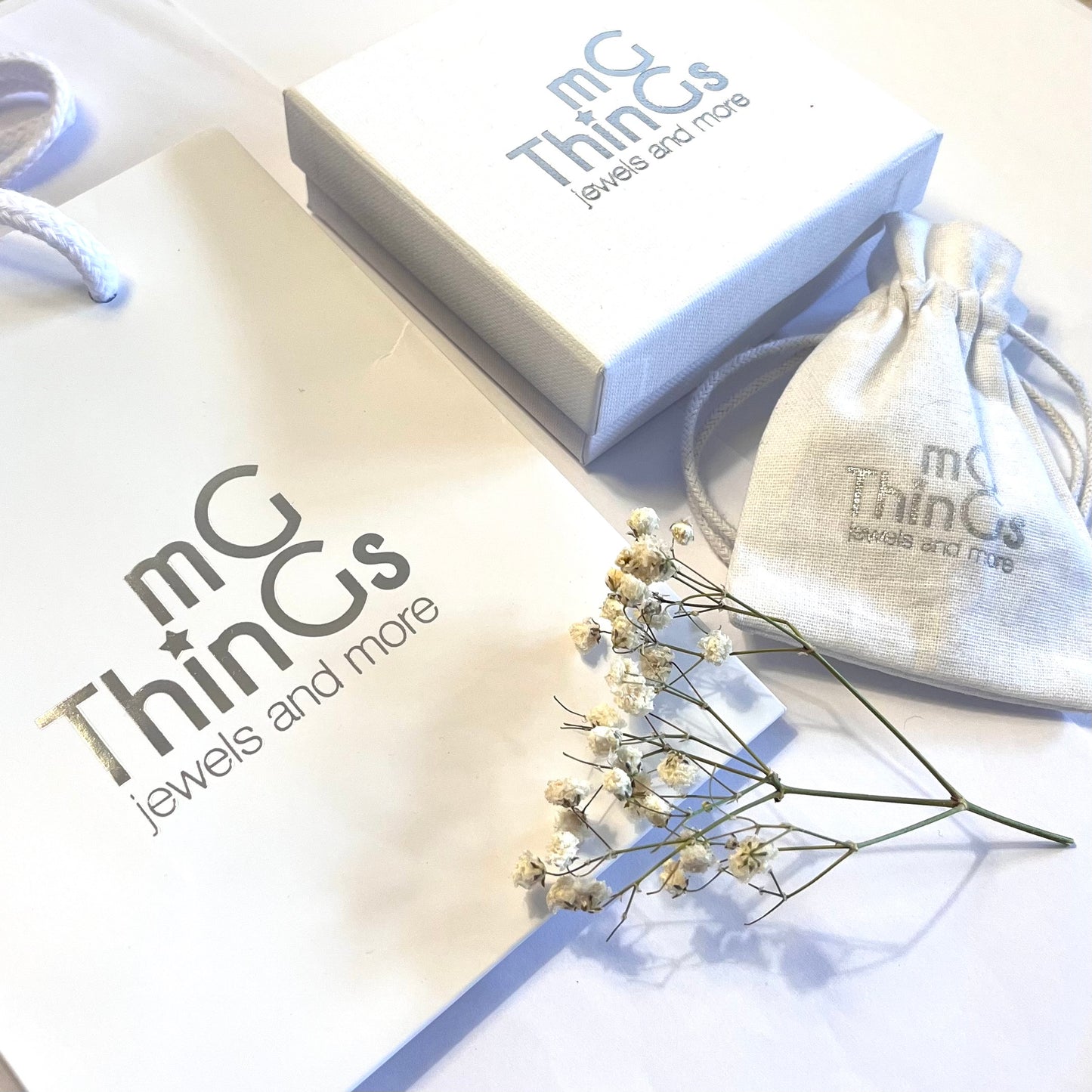 Pulsera elástica con placa mini de plata.