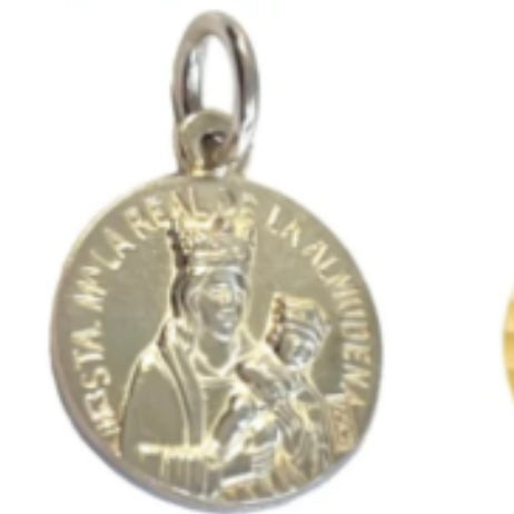 Pulsera elástica personalizada con bolitas de plata y medalla religiosa.