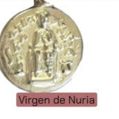 Pulsera elástica personalizada con bolitas de plata y medalla religiosa.