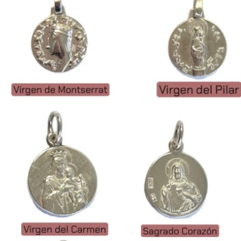 Pulsera elástica personalizada con bolitas de plata y medalla religiosa.