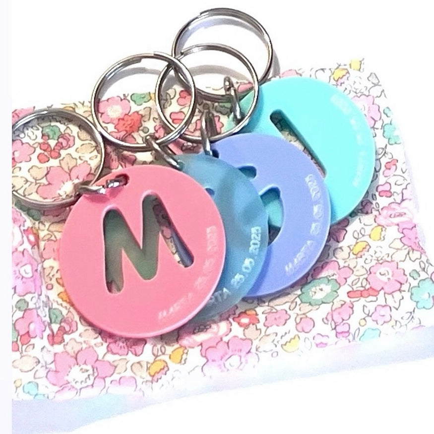 Detalle Bautizo: Llaveros Metacrilato con inicial.Packs 8 llaveros