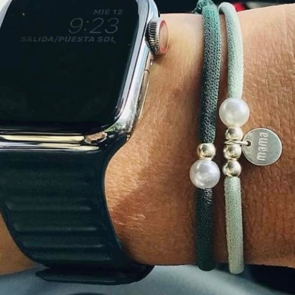 Pulsera elástica con placa mini de plata.