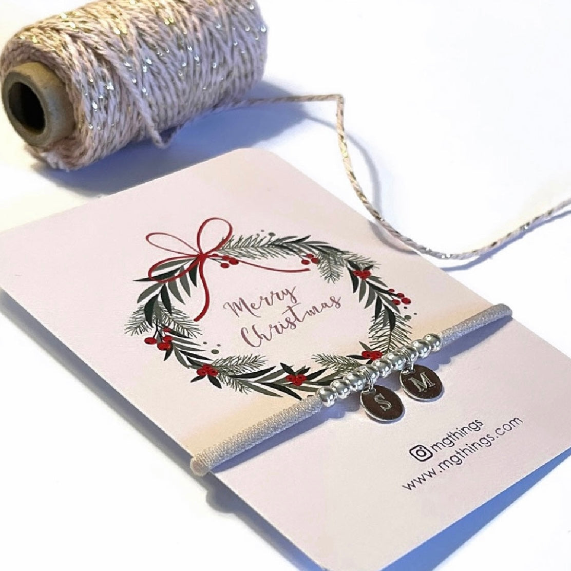 Pulsera elástica con placa mini de plata.