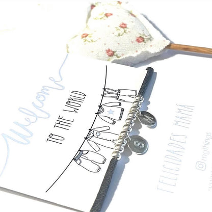 Pulsera elástica con placa mini de plata.