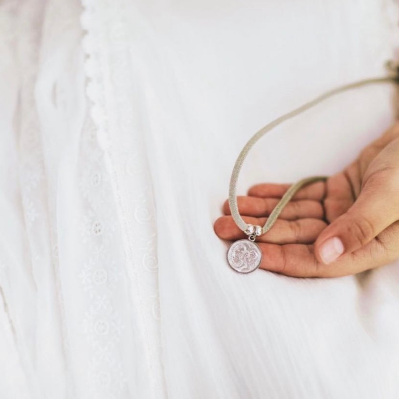 Collar personalizado con medalla de la Virgen del Carmen tallada.