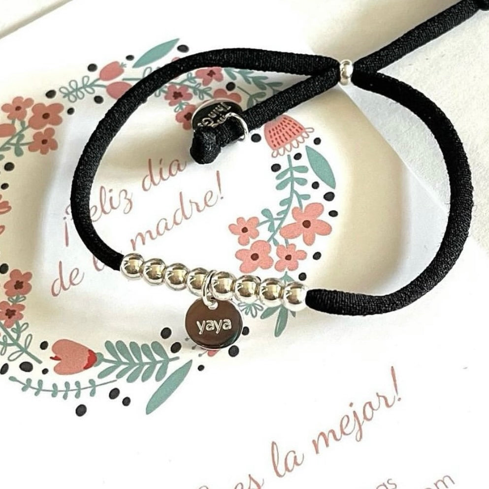 Pulsera elástica con placa mini de plata.