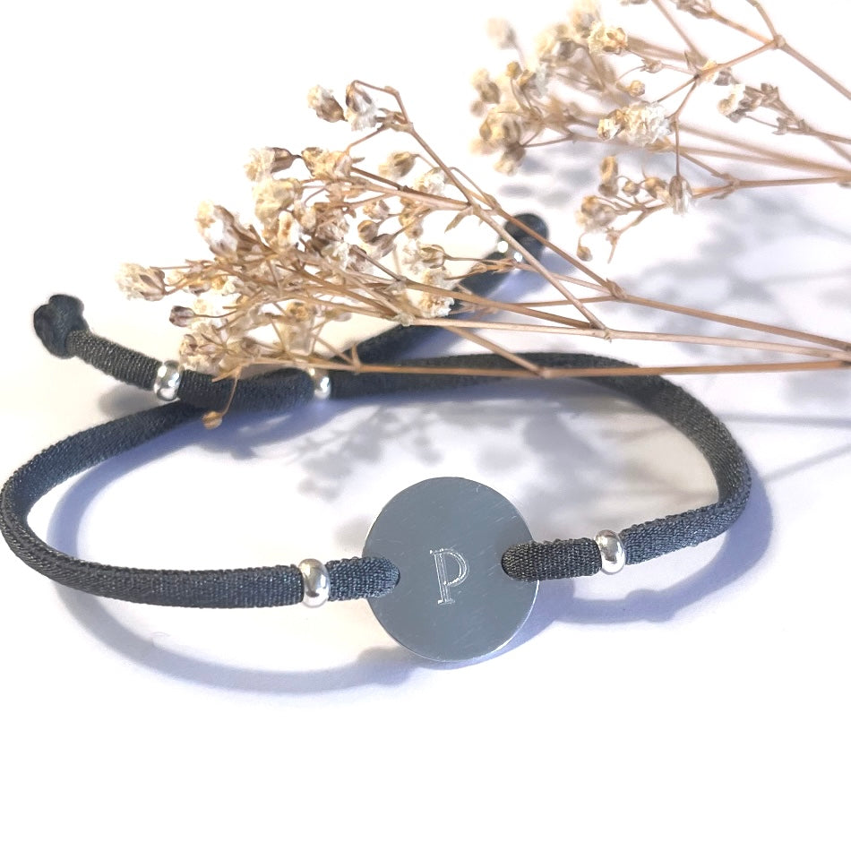 Pulsera personalizada con placa de plata.