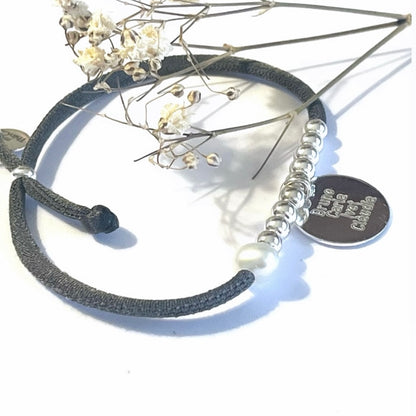 Pulsera con cinta  elástica con placa personalizada.