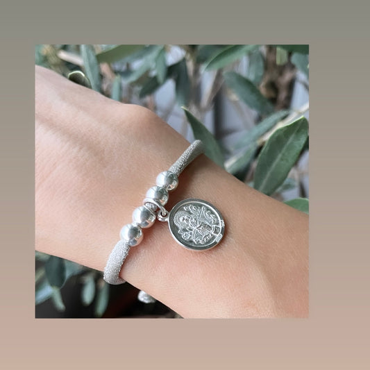 Pulsera elástica con medalla de la Virgen del Pilar.