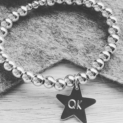 Pulsera elástica de plata de bolitas con estrella personalizada.