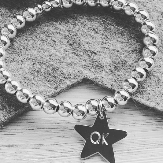 Pulsera elástica de plata de bolitas con estrella personalizada.