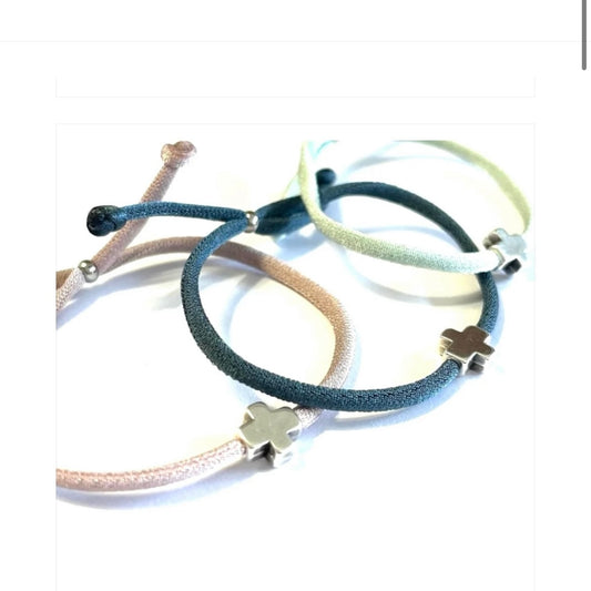 Pulsera con cinta elástica y cruz de zamak baño plata