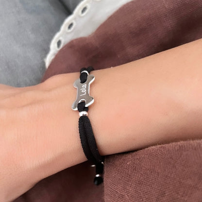 Pulsera elástica con hueso grande de plata.