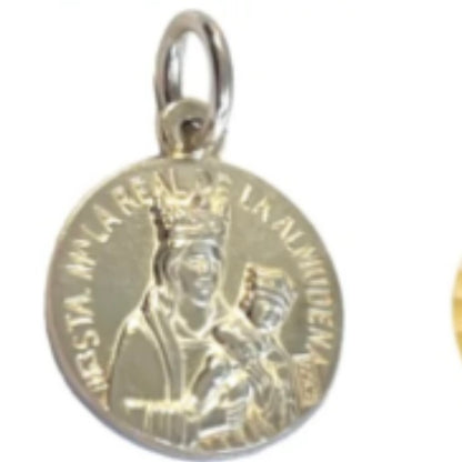 Pulsera elástica personalizada con bolitas de plata y medalla religiosa.