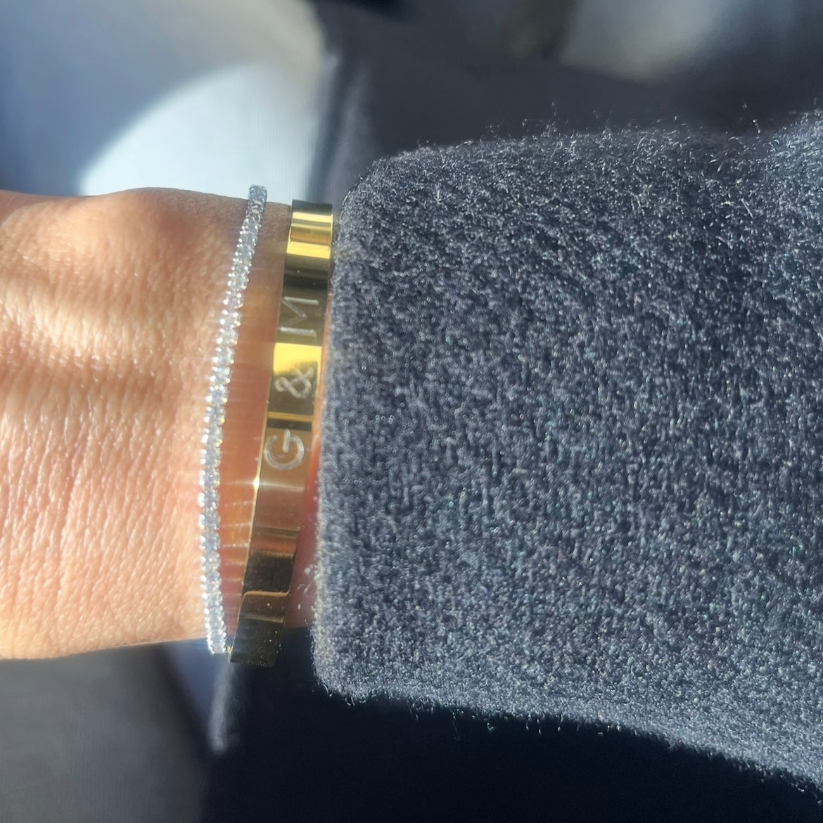 Pulsera personalizada de acero dorado.