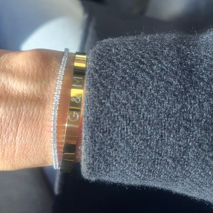 Pulsera personalizada de acero dorado.