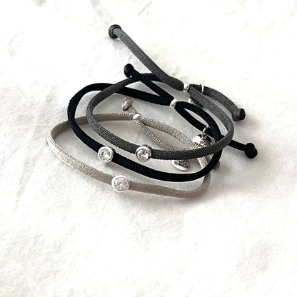 Pulsera elástica con pieza con circonita.