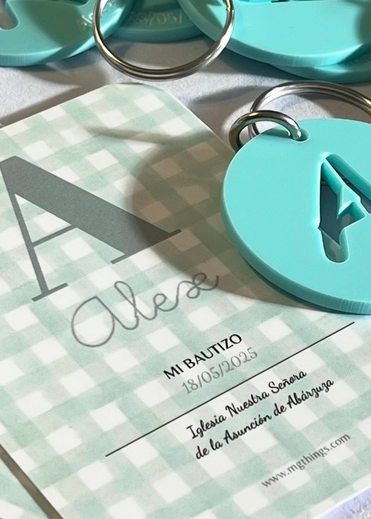 Detalle Bautizo: Llaveros Metacrilato con inicial.Packs 8 llaveros