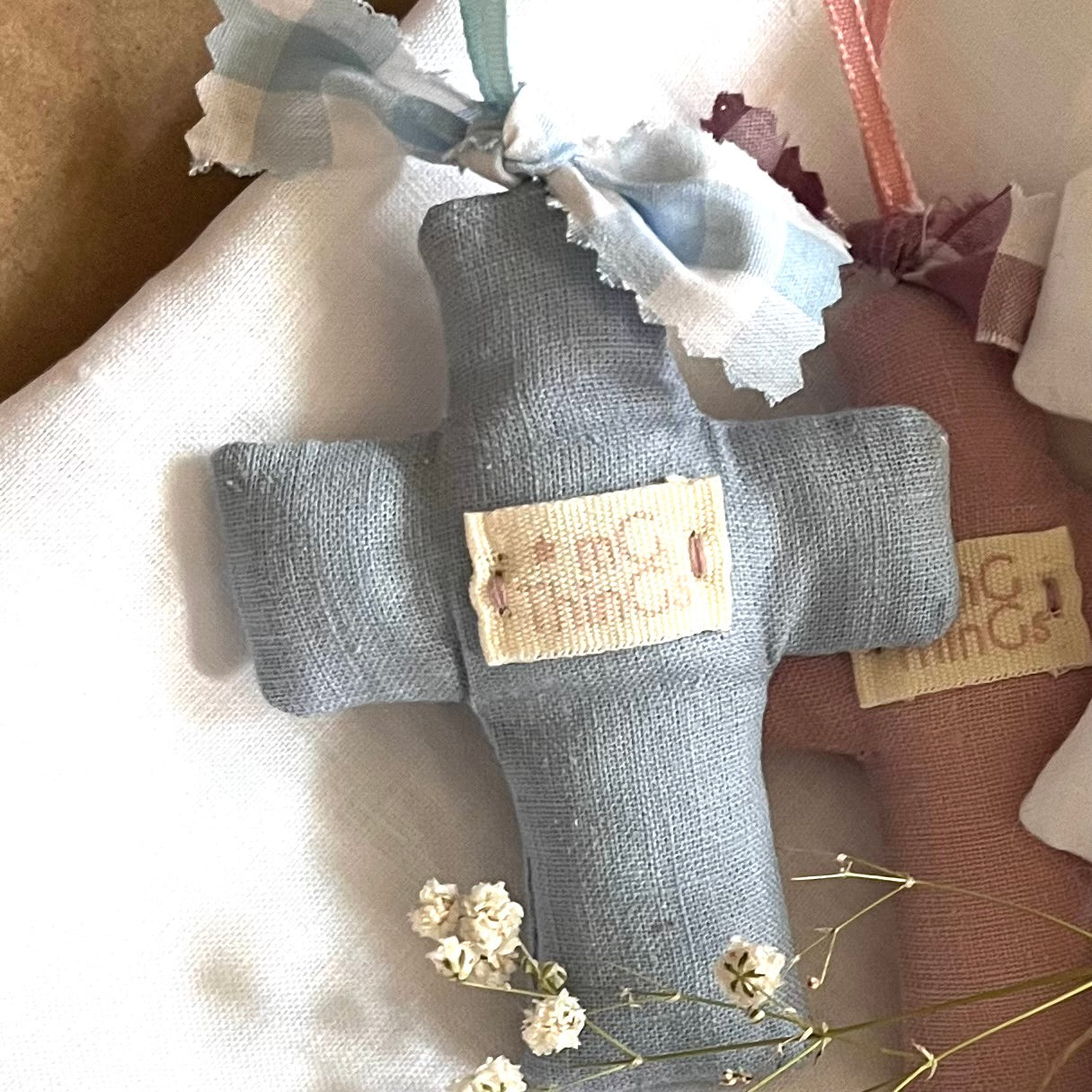 Detalle Bautizo: Cruces de lino. Packs de 8 unidades.