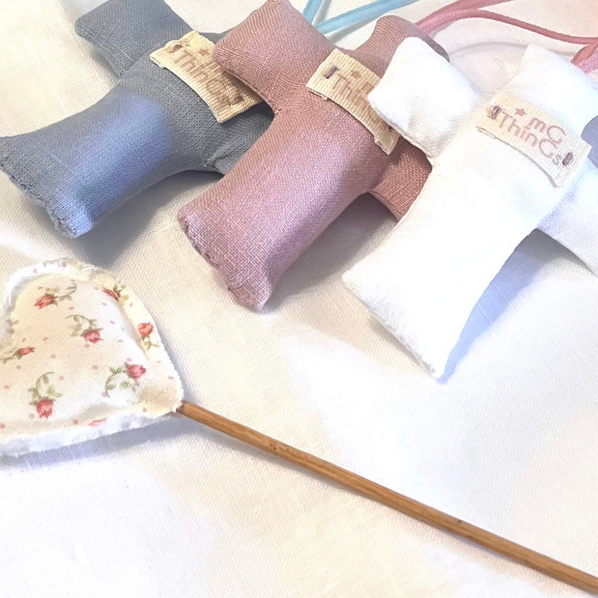 Detalle Bautizo: Cruces de lino. Packs de 8 unidades.