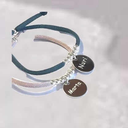 Pulsera con cinta  elástica con placa personalizada.