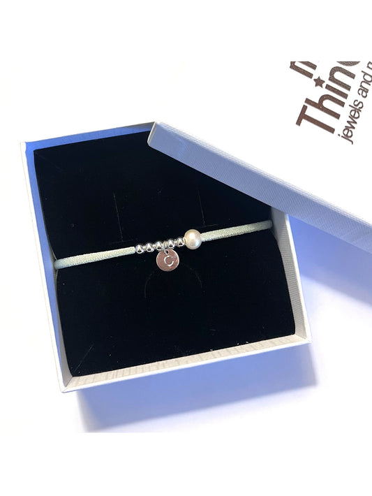 Pulsera personalizada con medalla mini de plata con perla natural.