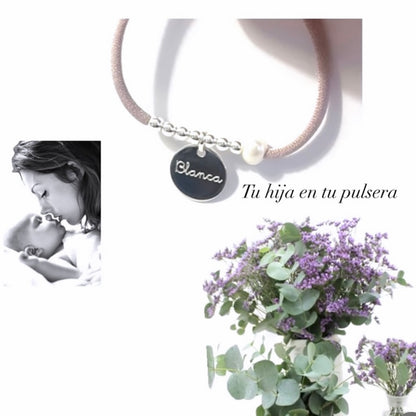 Pulsera con cinta  elástica con placa personalizada.