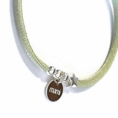 Pulsera elástica con placa mini de plata.