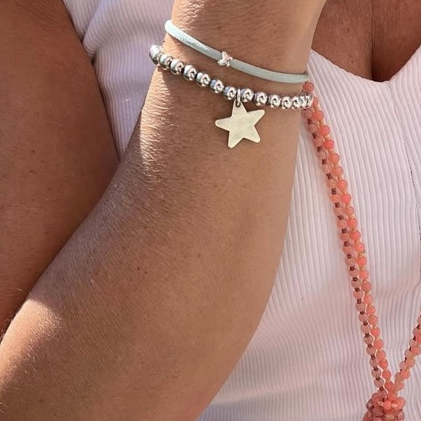 Pulsera elástica de plata de ley y bolitas de 6 mm con estrella personalizada.