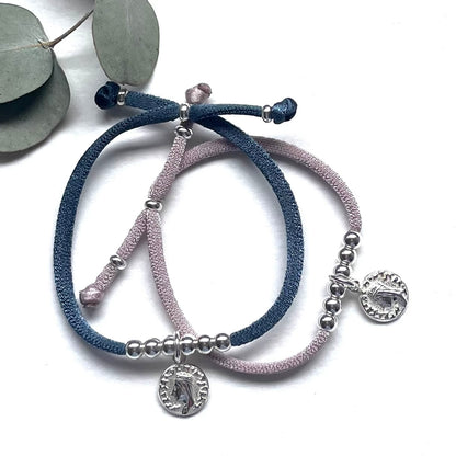 Pulsera Virgen de Montserrat con cinta elástica y placa de 10mm