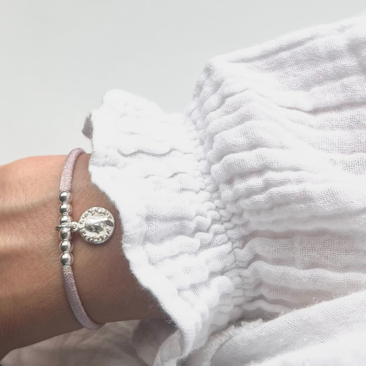 Pulsera Virgen de Montserrat con cinta elástica y placa de 10mm