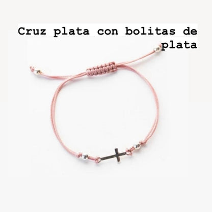 Detalle bautizo pulsera cordón cruz de plata de ley.