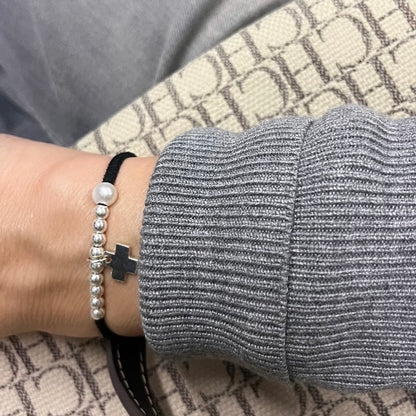 Pulsera con cinta elástica y cruz personalizada.