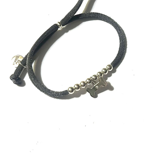 Pulsera elástica de plata con huesito.