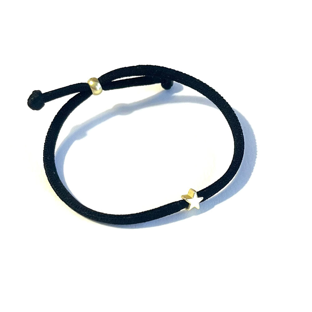 Pulsera con cinta elástica de seda con estrella dorada.