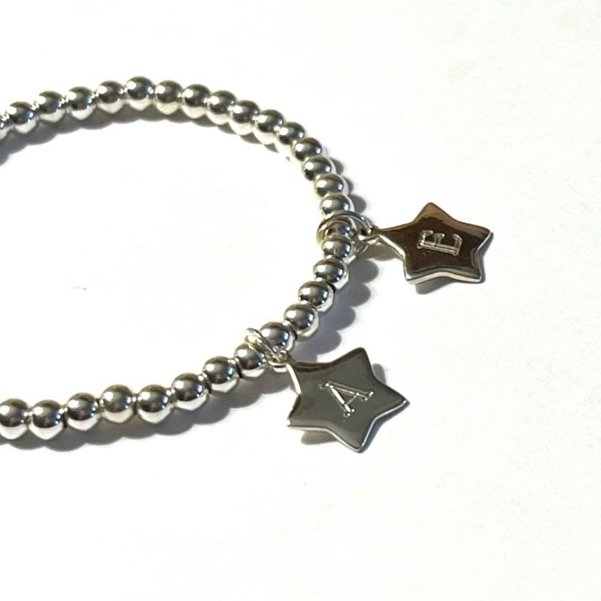 Pulsera personalizada de bolitas de plata con estrella.