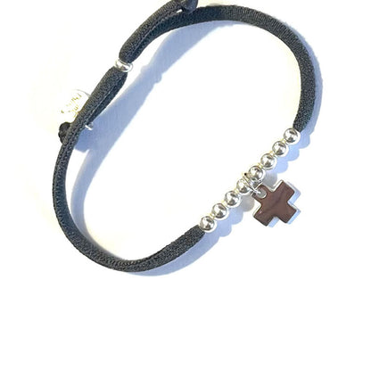 Pulsera elástica de plata con cruz colgante.