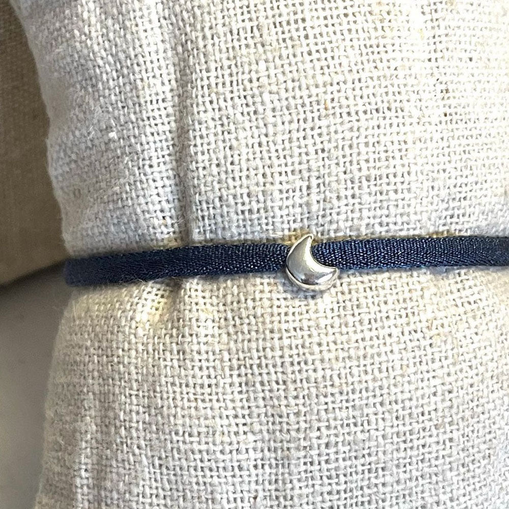 Pulsera elástica con luna de plata.