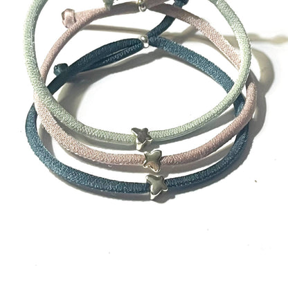 Pulsera elástica con mariposa de plata.